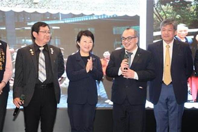 台中市長盧秀燕參加台中市牙醫師公會歲末聯歡晚會，感謝醫界對防疫的付出。（台中市府提供／陳淑芬台中傳真）