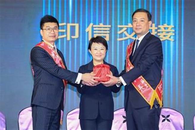 盧秀燕出席台中市補習教育暨品保協會舉行理事長交接典禮，感謝補教業對防疫的配合。（台中市府提供／陳淑芬台中傳真）