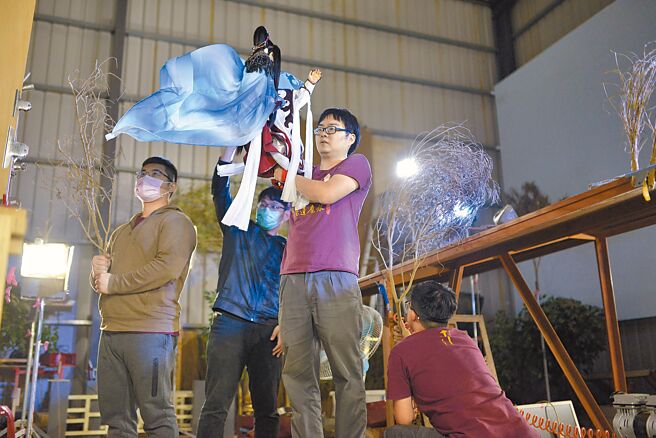 陽明交大布袋戲社成立公司「劍塵影視」，團隊睽違3年推出新作，要讓戲迷看見布袋戲新世代的希望。（劍塵影視提供）