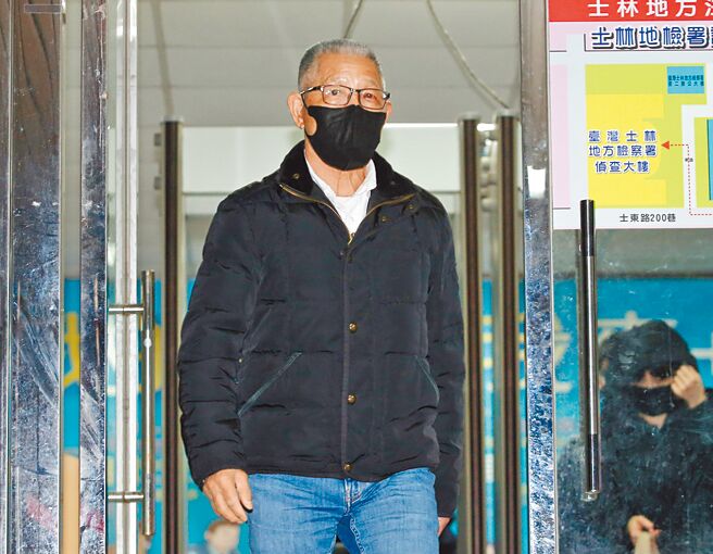 前国民党中常委萧景田涉及贿选案，士林地院改裁定1500万元交保，萧在傍晚走出士林地院。（姚志平摄）
