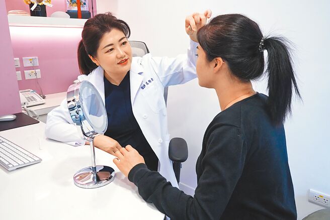 整形外科醫師呂佾欣提醒，打完雷射、注射玻尿酸後，要避免高溫。（呂佾欣提供）