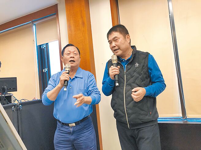 苗栗政坛蓝军大和解，新科县长锺东锦（右）与老县长刘政鸿（左）同台合唱「客家本色」。（谢清辉提供／谢明俊苗栗传真）
