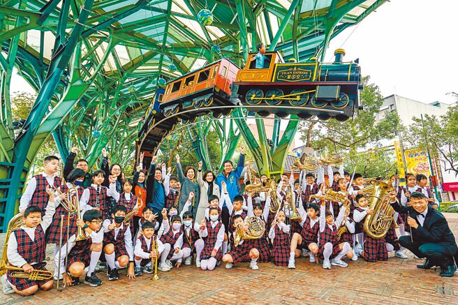 新版的几米「星空飞天小火车」7日亮相，小火车的材质与结构较旧版更为安全，宜兰县政府期盼小火车能持续成为宜兰的观光亮点。（李忠一摄）