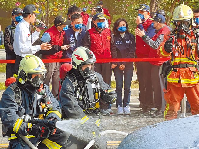 新北首座機能型防災公園7日在新店區「十四張歷史公園」正式啟用，市長侯友宜視察特搜隊複合救災演練。（王揚傑攝）