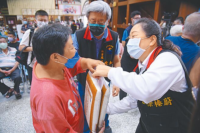 花蓮縣政府每年3節發送生活物資給弱勢民眾，今年起將改為一次性發放生活物資券，讓民眾自行選購物資。（花蓮縣政府提供／王志偉花蓮傳真）