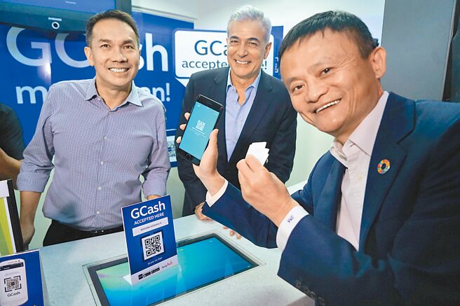 螞蟻集團切割阿里巴巴，馬雲（右）不再是集團實際控制人。（中新社）