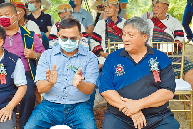 苗栗县泰安乡新科乡长陈吉基（左）涉嫌酒驾肇事。（谢明俊摄）