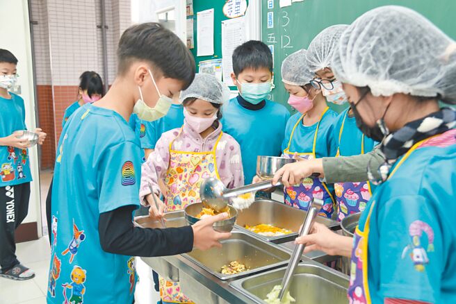 在新竹县府与合约供货厂商调度下，学生在9日开始就能吃到第3次石斑鱼。（新竹县政府提供／邱立雅竹县传真）