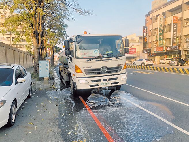 今年首波境外污染来袭，台南市政府环保局将加强洗街工作。（环保局提供／洪荣志台南传真）