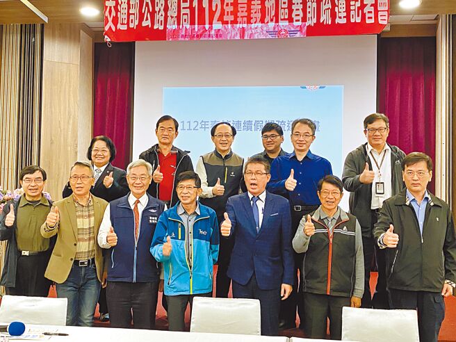交通部公路总局嘉义区各单位官员7日说明春节疏运规画。（廖素慧摄）