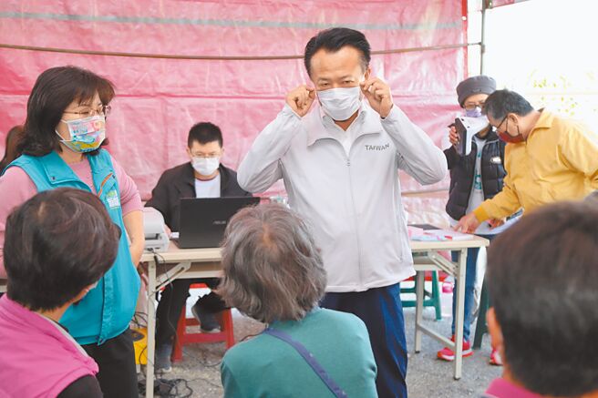 嘉義縣補助65至70歲縣民免費接種肺炎鏈球菌疫苗，縣長翁章梁到六腳鄉視察接種情形。（嘉義縣政府提供／廖素慧嘉縣傳真）