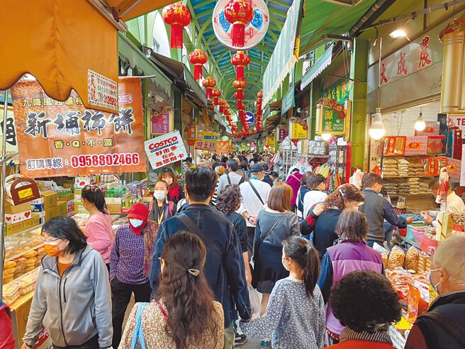 高雄市商圈年度盛事「高雄过好年」系列活动正式开跑，今年商圈人潮明显增加，三凤中街约比去年成长3成。（洪浩轩摄）