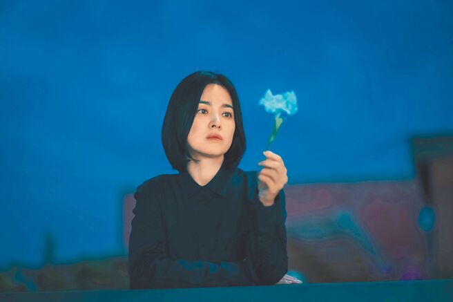 宋慧乔在《黑暗荣耀》有一幕大尺度画面。（Netflix提供）