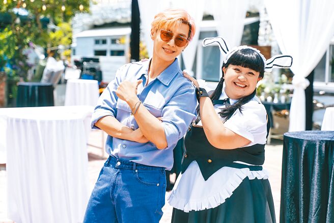 炎亞綸（左）、鍾欣凌近來在賀歲電影中合作，氣氛歡樂。（索尼音樂提供）