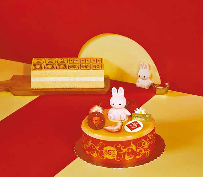 85度C年節蛋糕「福兔迎春」，以芒果百香凍、百香果果泥入料，外層為香草巧克力帶出香甜滋味。（85度C提供）