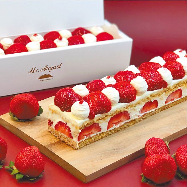 八月先生「草莓蜂蜜雪藏蛋糕」運用本土草莓混搭麥蘆卡野花蜜所製的糕體、酸甜平衡，口感豐富，550元。（八月先生提供）