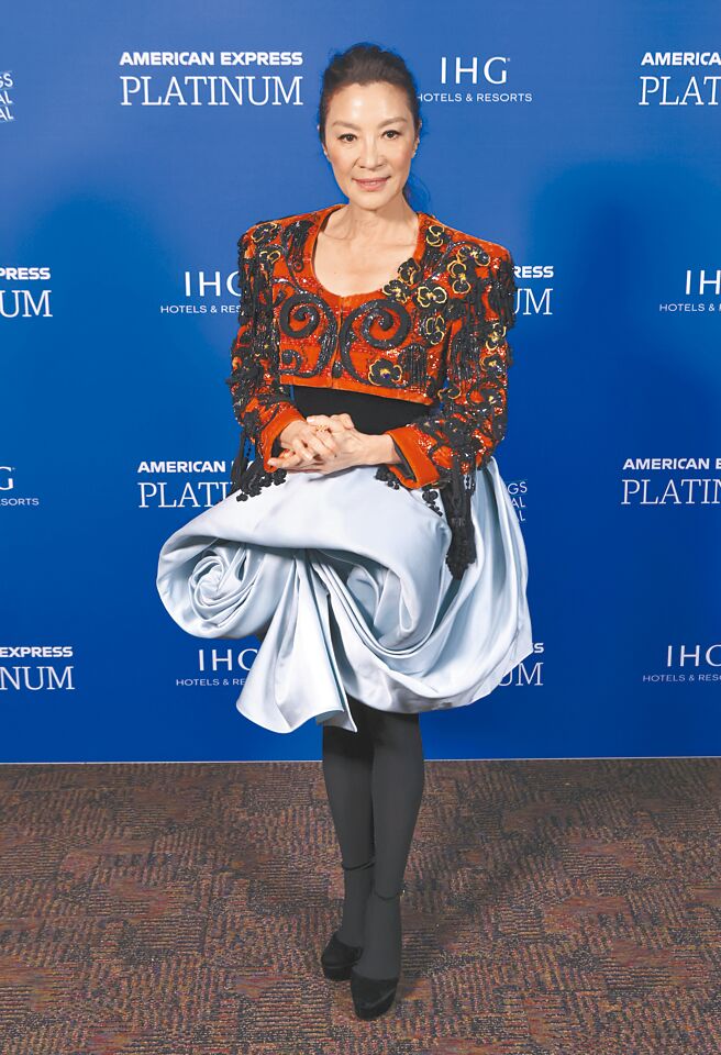 楊紫瓊身穿Schiaparelli的2022秋季高訂系列現身棕櫚泉國際電影頒獎禮紅毯。（美聯社）