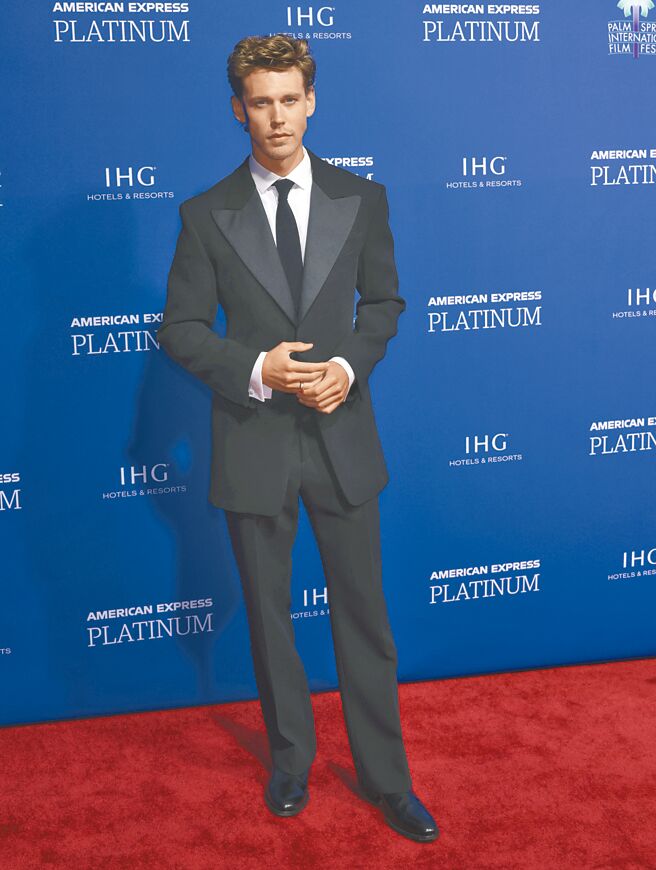 在2022年音樂傳記片《貓王艾維斯》中扮演貓王的奧斯汀巴特勒，著FERRAGAMO西裝出席棕櫚泉國際電影節。（美聯社）