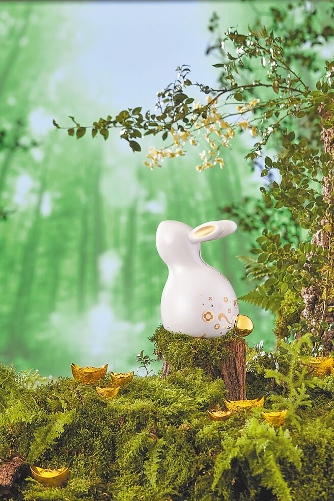 新東陽連四年開賣生肖瓷器禮盒，今年順應兔年推象徵福祿圓滿的「錢兔似錦禮盒」（見圖），將兔瓷器鑲上施華洛世奇水鑽與真金貼花，禮盒內則有XO烏金黑豬肉乾，嚴選台灣黑豬肉的細嫩少筋豬後腿肉，並搭祕製醬汁低溫醃漬，標榜肉質綿軟細膩，吃完脣齒留香。（新東陽提供）