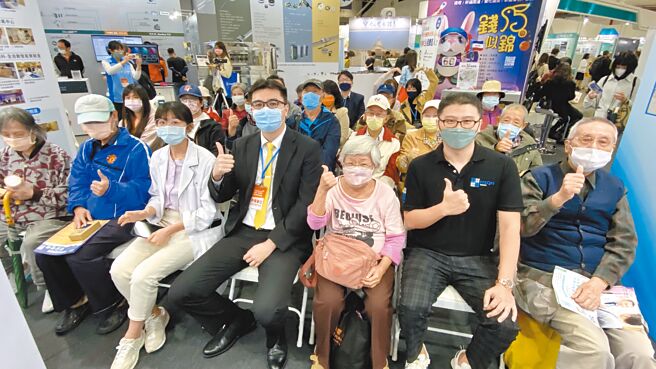 「2022新光医疗科技展健康达人讲座」，由新光医院不孕症中心主任主讲「生殖医学最新治疗个人化的试管婴儿时代」，吸引许多民眾参加。（郑任南摄）