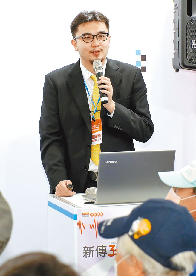 新光医院不孕症中心主任李毅评主讲「生殖医学最新治疗个人化的试管婴儿时代」，民眾反应热烈。（郑任南摄）