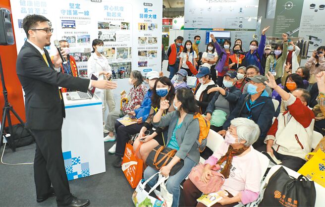 民眾询问李毅评主任个人健康问题寻求解决方法，现场互动热络。（郑任南摄）