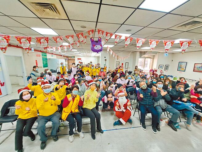 臺银人寿参加新北市自闭症服务协进会举办的「圣诞星宴Party」，臺银人寿董事长刘玉枝（前排左四）、副总经理吴君诚（前排左二）、总稽核吴淑蕙（前排左一）、新北市自闭症服务协进会总干事张雅玲（前排左三）及所有星儿与家长合影。（业者提供）