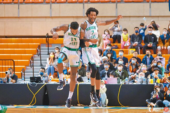 瓊斯（右）興奮跟英熊隊友大勝空中互撞慶祝進球。（T1聯盟提供）