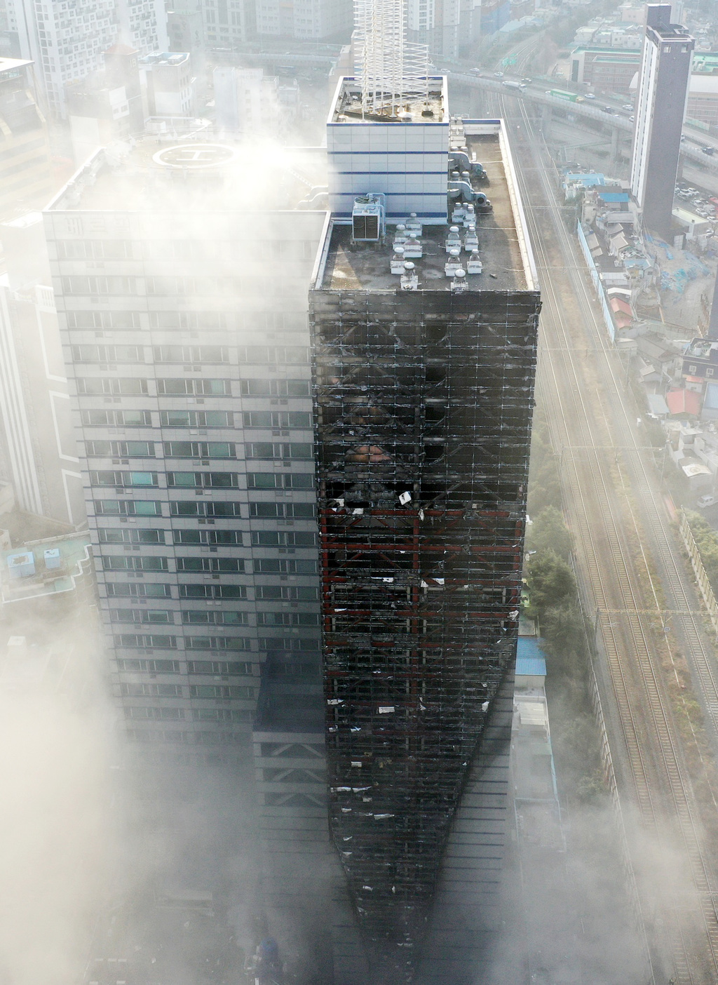 南韩釜山市一栋停车塔9日清晨发生大火，后续警消已扑灭火势，不过停车塔也被烧得焦黑。（图／TPG、达志影像）(photo:ChinaTimes)