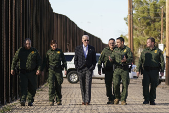 拜登就任2年首度造訪美墨邊境  移民議題難解