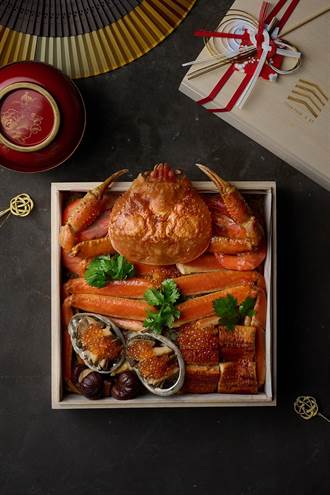 「四行倉庫」首發年菜來了 活體海鮮送上桌、爽嗑奢侈松葉蟹