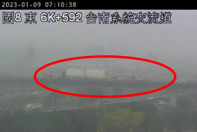 國8往國1大貨車追撞聯結車 出口環道暫管制封閉。(翻攝自高公局)