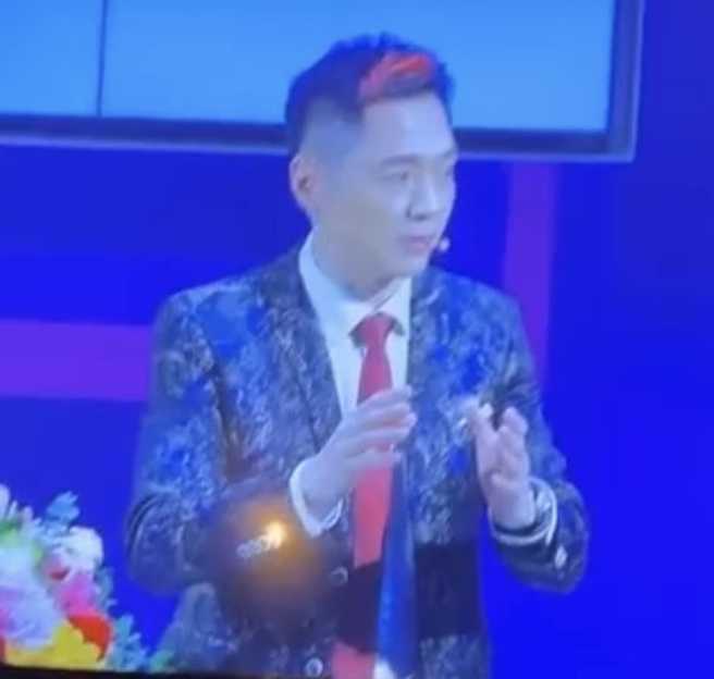 宋达民红髮挑染造型曝光。（图／唐玲脸书）