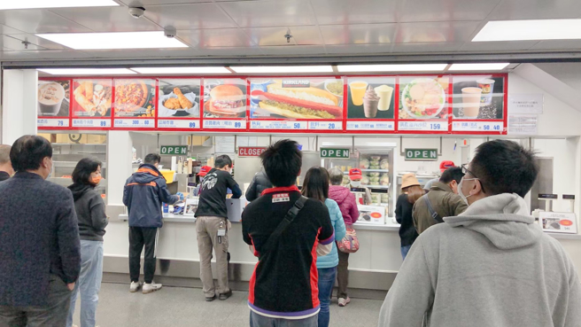 一名女网友表示，昨日到好市多熟食部买蛤蜊浓汤，结果喝到像臼齿的乳白色物体，上头还发黑、断裂。（图／示意图，中时新闻网资料照）