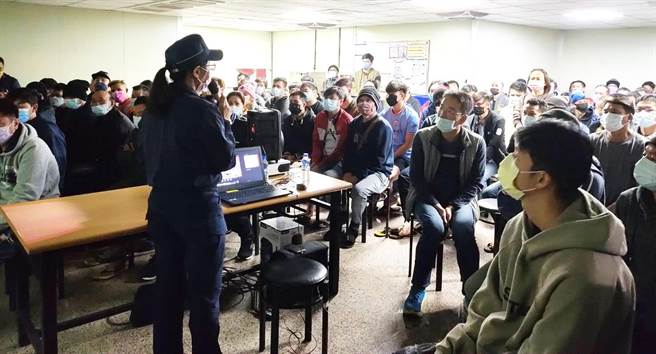 大甲警分局进行外籍移工微型电动二轮车交通宣导，防制交通事故发生，建构宜居、安全的环境。(警方提供)