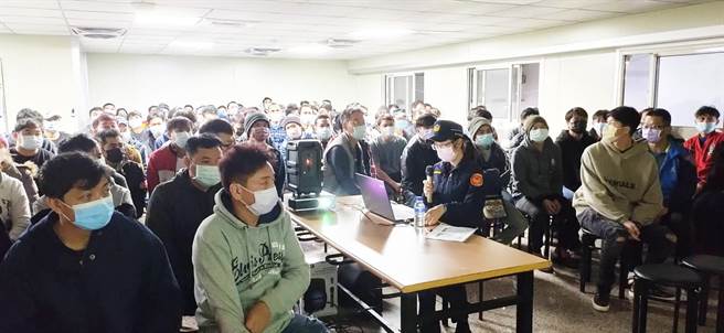 大甲警分局进行外籍移工微型电动二轮车交通宣导，防制交通事故发生，建构宜居、安全的环境。(警方提供)