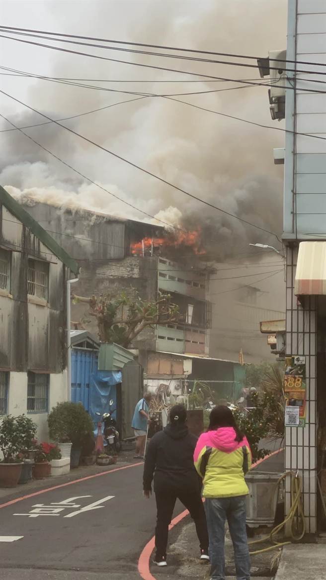 台南市新营区復兴路早上8点多惊传火警，一处民宅3楼窗户冒出熊熊火烟。（摘自我是新营人脸书／张毓翎台南传真）