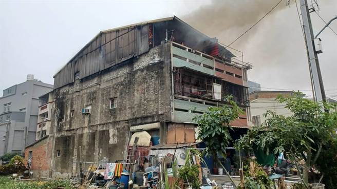 消防人员立刻出水抢救，不到15分钟就将火势扑灭，所幸无人伤亡，详细起火原因将由火调人员鑑识后厘清。（读者提供／张毓翎台南传真）