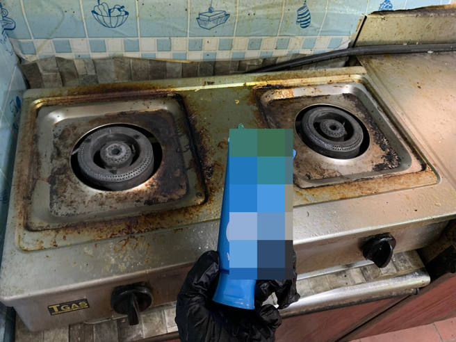 美妆部落客G老板编哥，近日拿洗面乳刷洗瓦斯炉，顽强的油污立刻瓦解，台面变得闪亮，宛如新的一般。（图／G老板编哥授权）