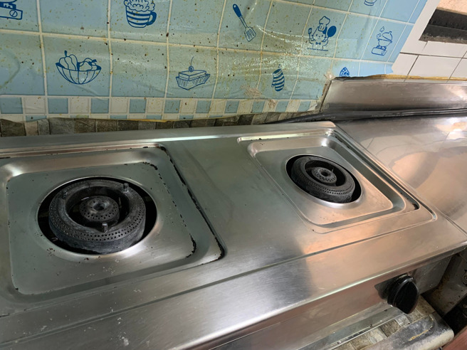 顽强的油污用洗面乳刷洗立刻瓦解，台面变得闪亮，宛如新的一般。（图／G老板编哥授权）