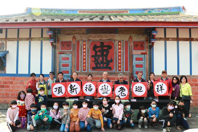 农历年节倒数，彰化顶新和德文教基金会日前邀请永靖乡内近300位国小学童，到成美文化园挥毫，请来多位在地书法名家现场挥毫、印制传统新春版画。（顶新提供／吴建辉彰化传真）