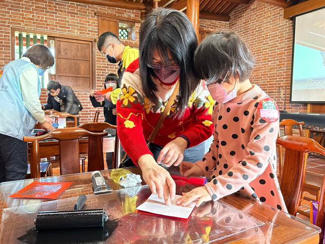 小朋友除了学习书法外，还有新春版画绘制、亲子春联撰写、缠绕画创作等多种体验。（顶新提供／吴建辉彰化传真）