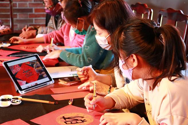 萧巧怡强调，希望年年透过挥毫活动，营造过年团圆的气氛，让民眾感受到中部最有年味的传统节令活动，带领莘莘学子认识春联、汉字等传统文化。（顶新提供／吴建辉彰化传真）