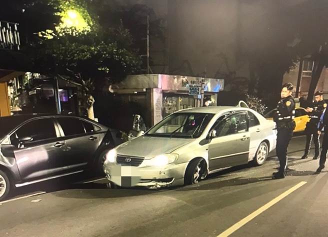 警方获报赶到现场，只剩遭砸的车辆弃置路边。（警方提供）