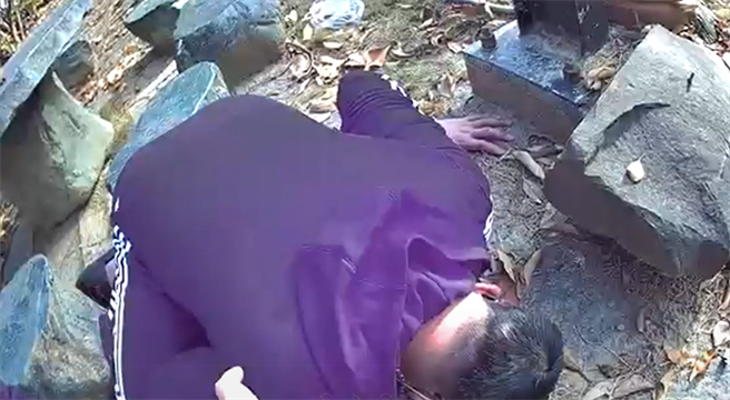 江姓男子因施打海洛因过量，趴倒在公园内，民眾目睹吓坏紧急报案。（高市鼓山分局提供／杨舒婷高雄传真）