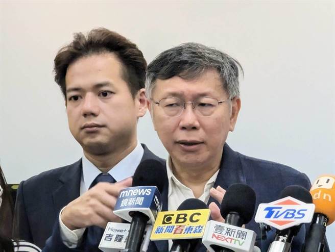 前台北市长柯文哲（右）9日受访时表示，直指台北市议员苗博雅是民进党侧翼。（张志康摄）