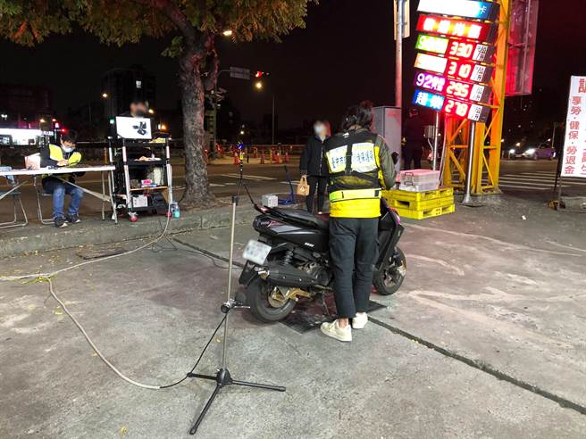 警方7日举行环保局、监理站等单位，于东区自由路与旱溪东、西路周边执行「环、警、监联合稽查」专案勤务，查获5违规噪音车。（台中市警三分局提供／张妍溱台中传真）