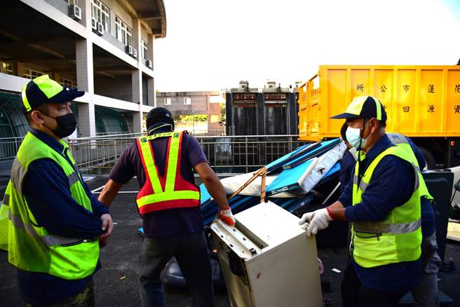 花莲市今天起帮市民清运大型废弃物，市公所找3个地点暂时堆放。（花莲市公所提供／王志伟花莲传真）