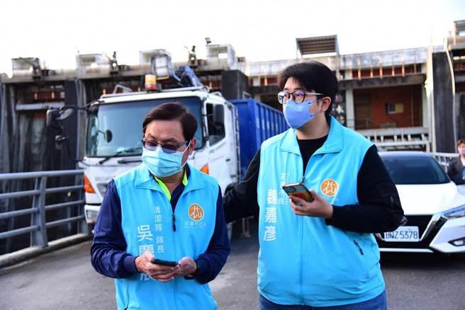 市长魏嘉彦（右）、清洁队长吴庆展（左）了解大型废弃物清运状况。（花莲市公所提供／王志伟花莲传真）