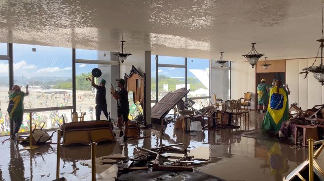 波索纳洛「铁粉」今天闯入国会、总统府和最高法院的行径，宛如2年前美国时任总统川普支持者国会暴动案的翻版。（图/ 路透社）